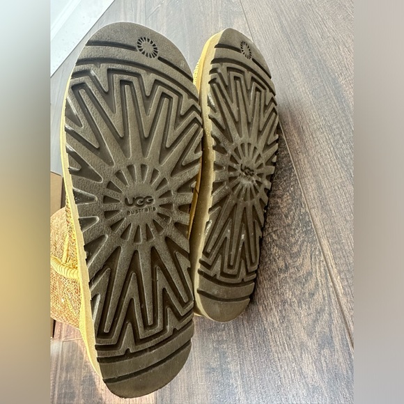 UGG
Classic Short Sequins Boots Gold 38 - Picture 10 of 11